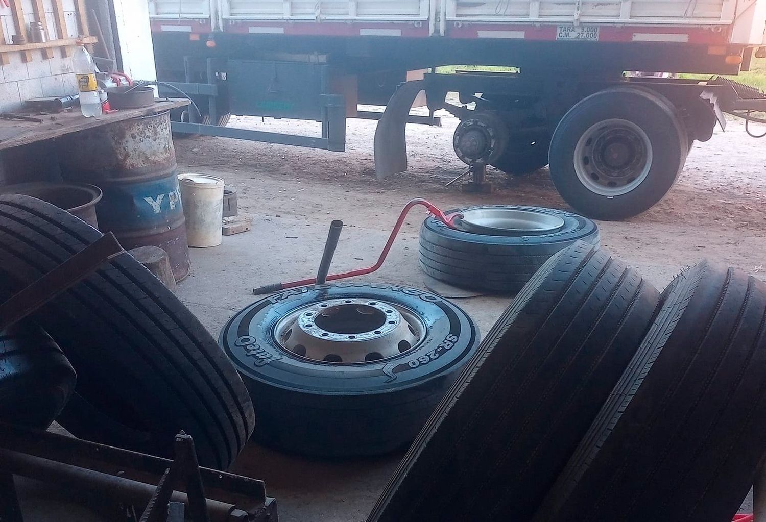 Se reventó la goma de un camión y lastimó a un gomero de Quequén