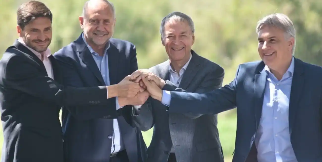 Los gobiernos de Santa Fe y de Córdoba -salientes y entrantes- están comprometidos con el tendido del acueducto que empezó en Coronda en un acto que compartieron Pullaro, Perotti, Schiaretti y Llaryora. Foto: Mauricio Garin.