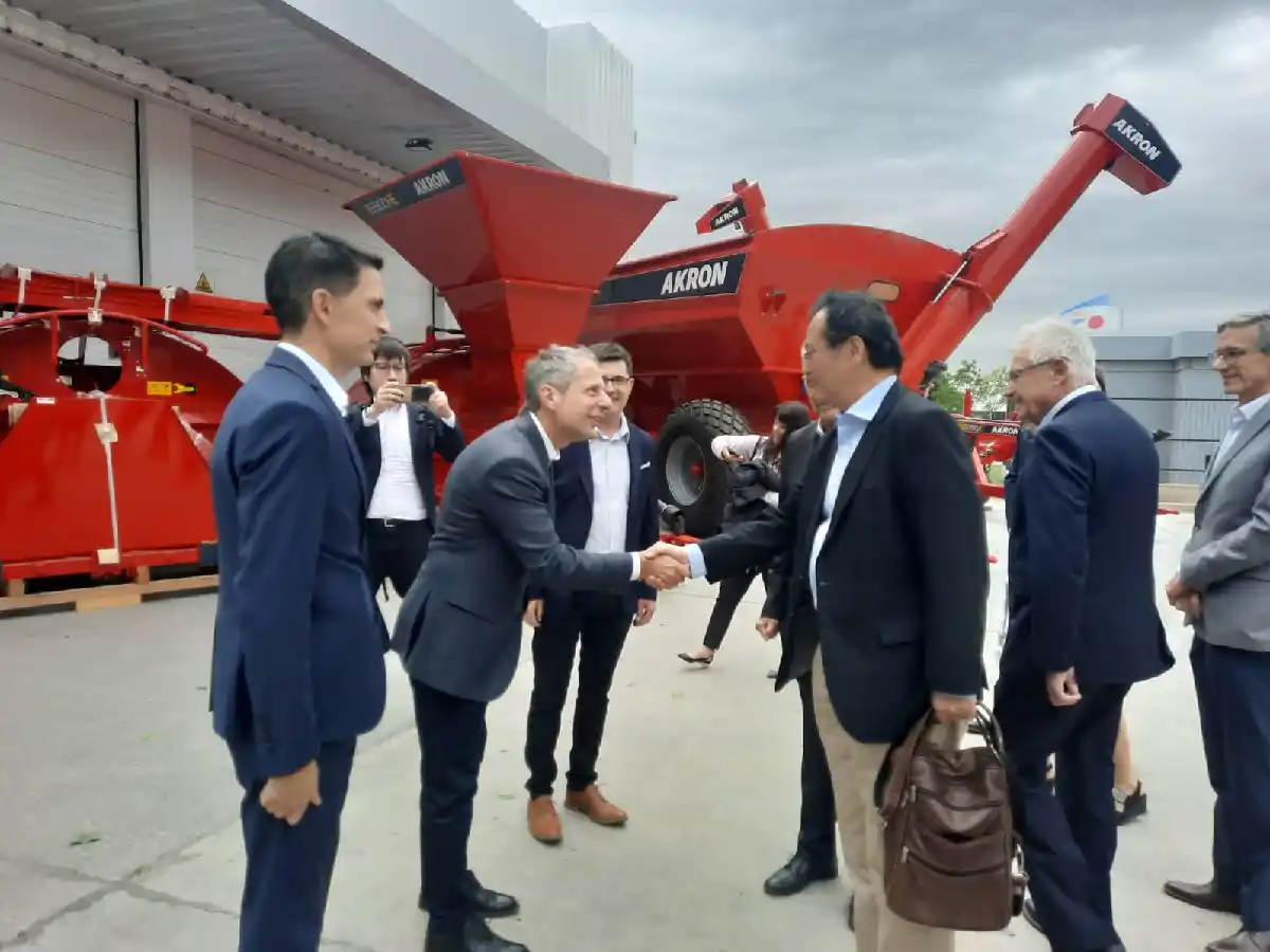 El embajador de Japón visitó Akron y Kubota en el Parque Industrial 