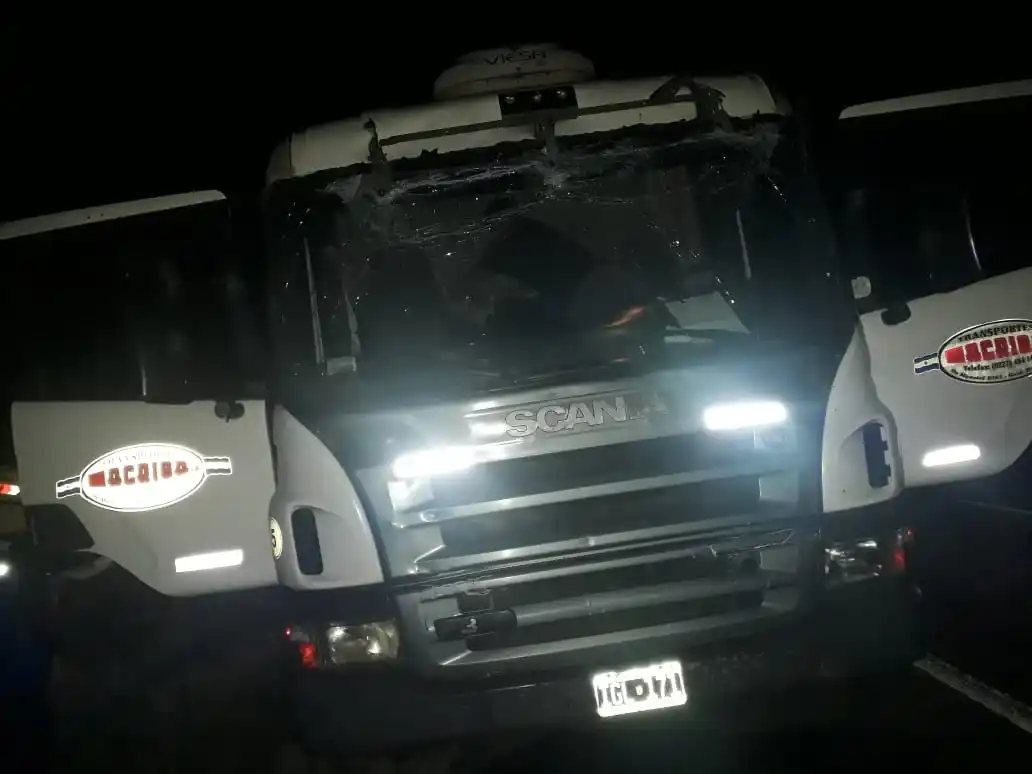 Un camión chocó una camioneta desde atrás en Ruta 14: dos heridos derivados al Centenario