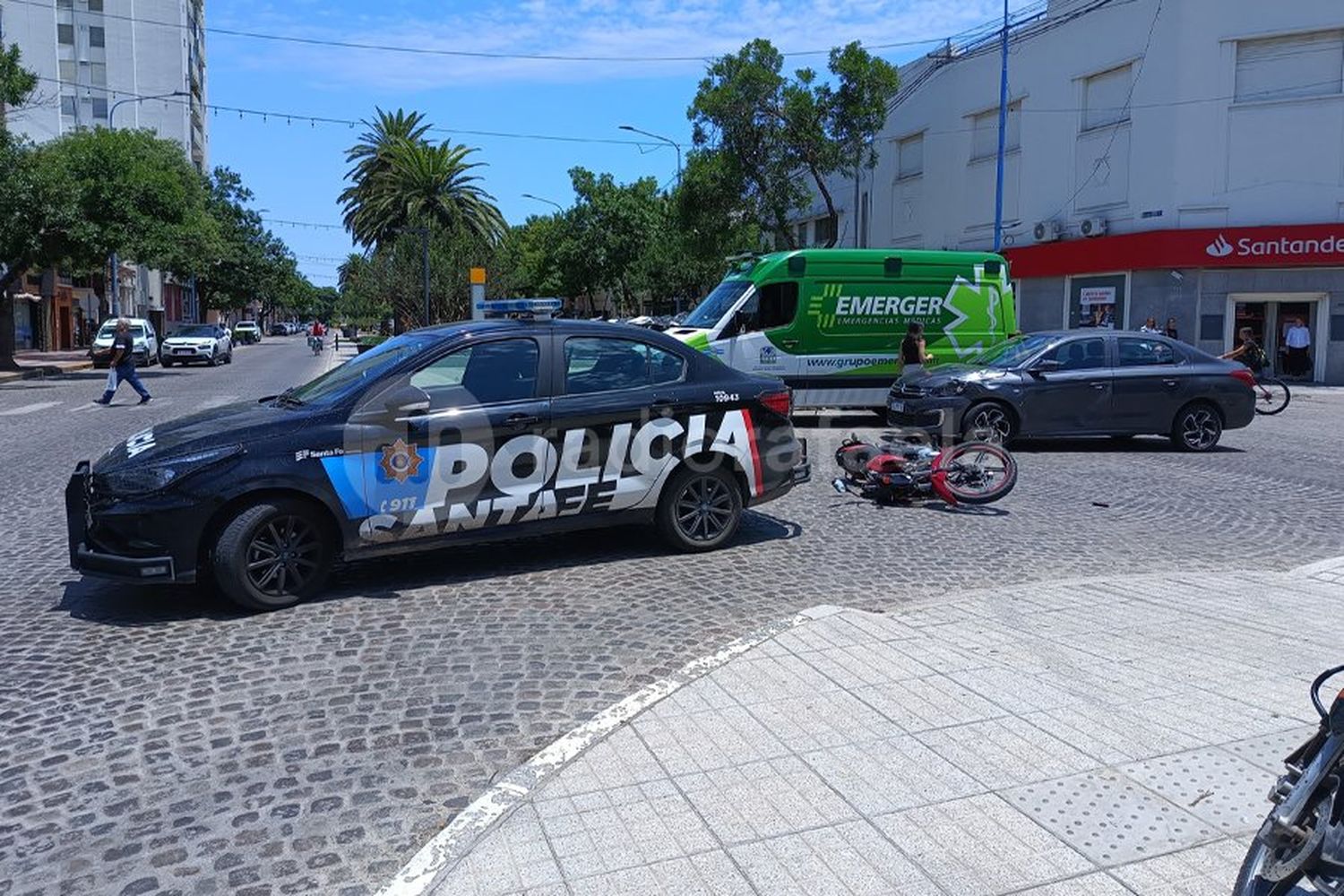 Fuerte choque en pleno centro de la ciudad: el motocilista quedó tendido en el asfalto