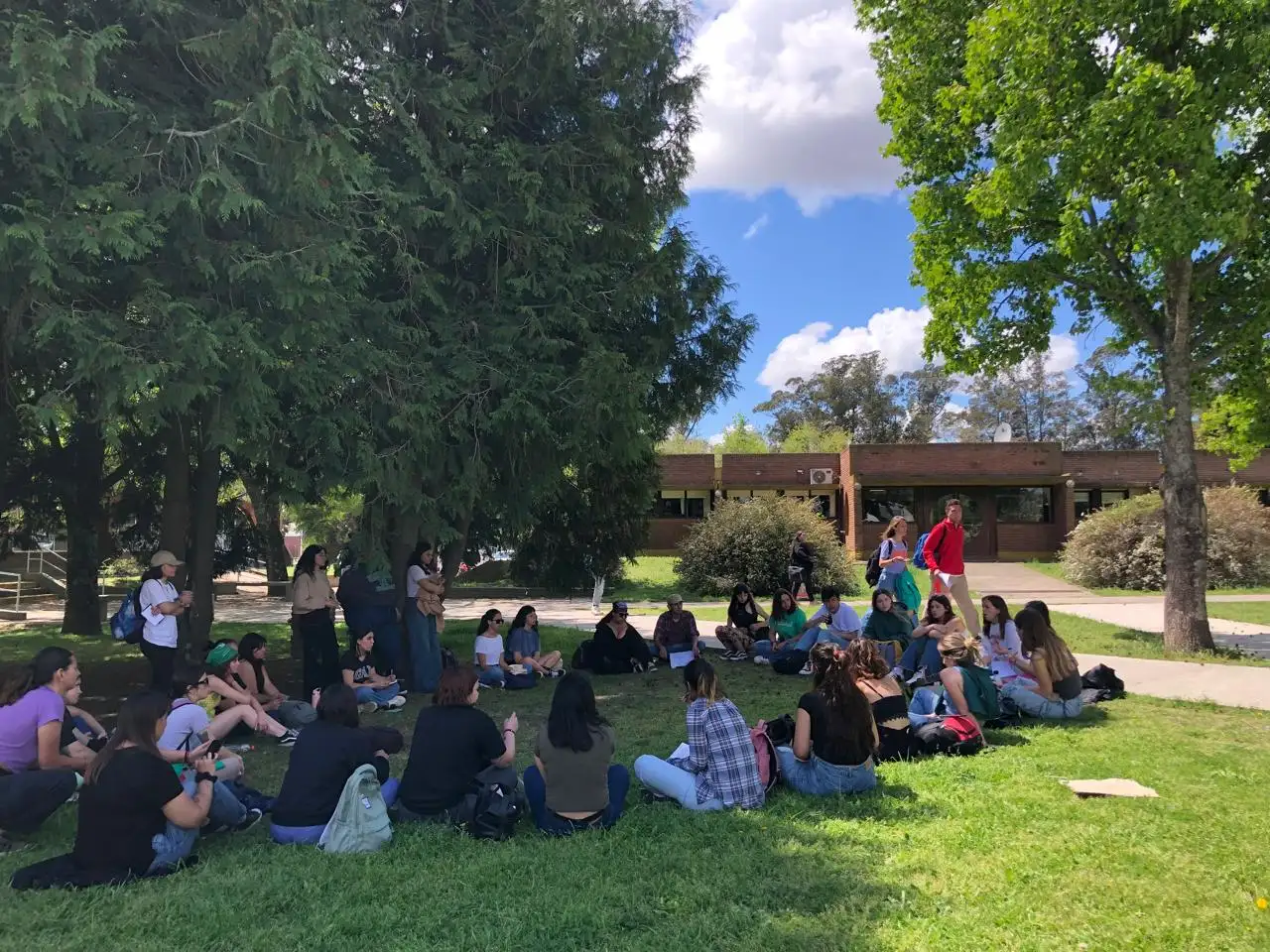 Volanteada, clases públicas y asambleas en el Campus en defensa de la Unicen.