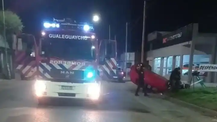 Un joven perdió el control del auto, volcó e impactó a dos chicas que estaban en una moto