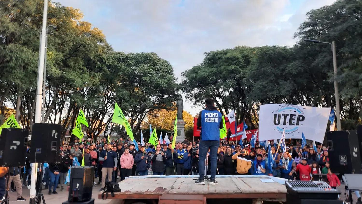 Juan Cruz Acosta, en nombre de la CGT local, fue el orador principal ante los manifestantes.