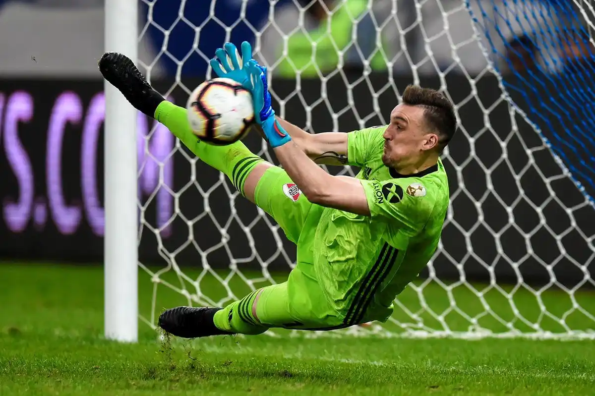 Armani fue clave y River pasó por penales a Cruzeiro