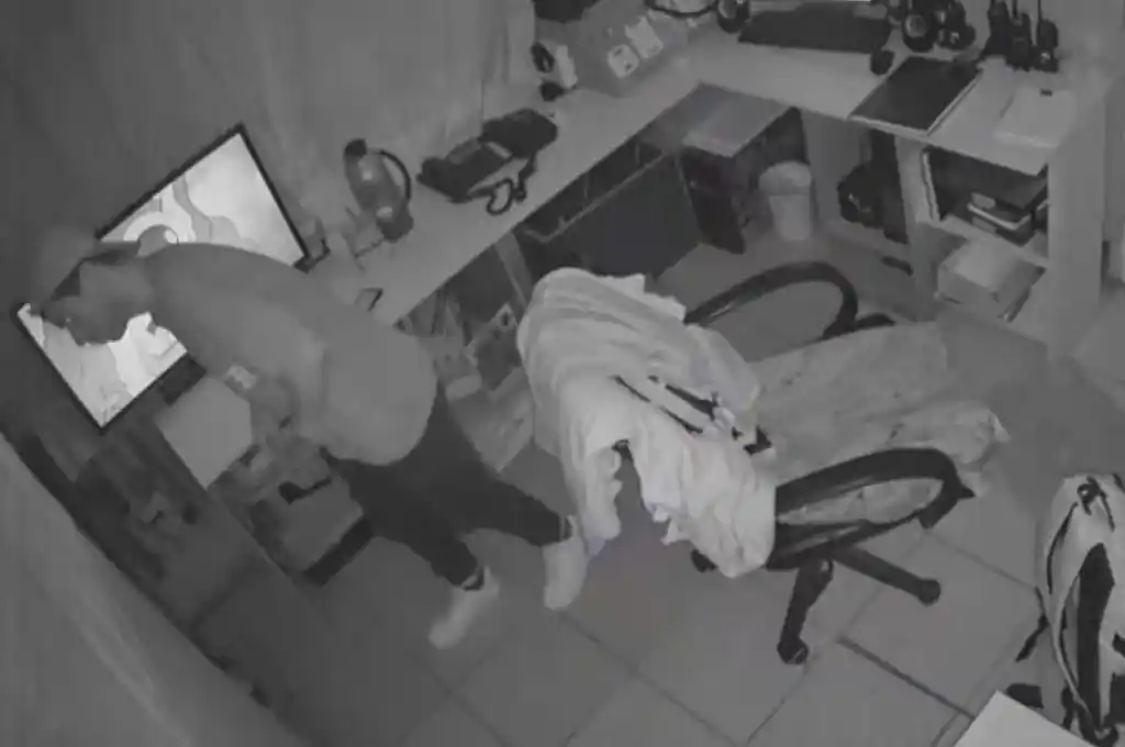 Los bomberos no han logrado evitar el robo. Piden la colaboración ciudadana para identificar al ladrón.