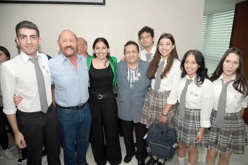 El gobernador recibió a estudiantes
secundarios de escuelas técnicas