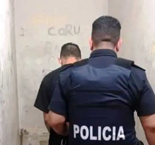 Destruyó la puerta de una casa para entrar, pero lo aprehendieron