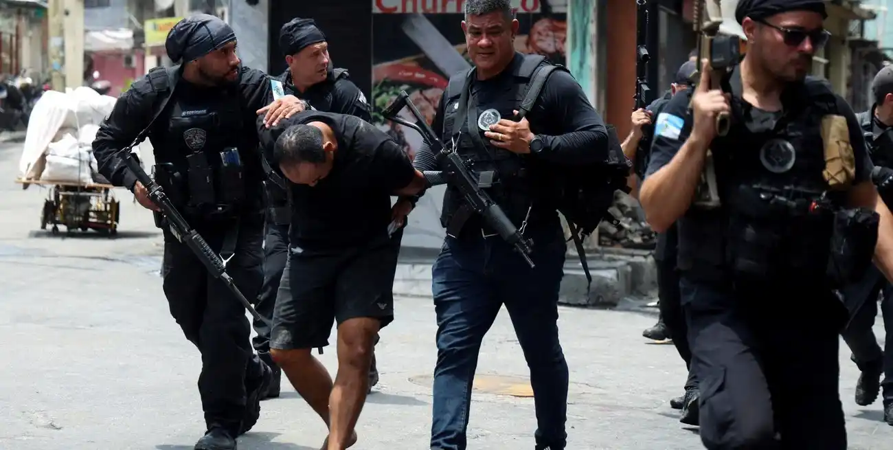 La policía militar brasileña patrulla la favela tras la operación. Foto: Reuters