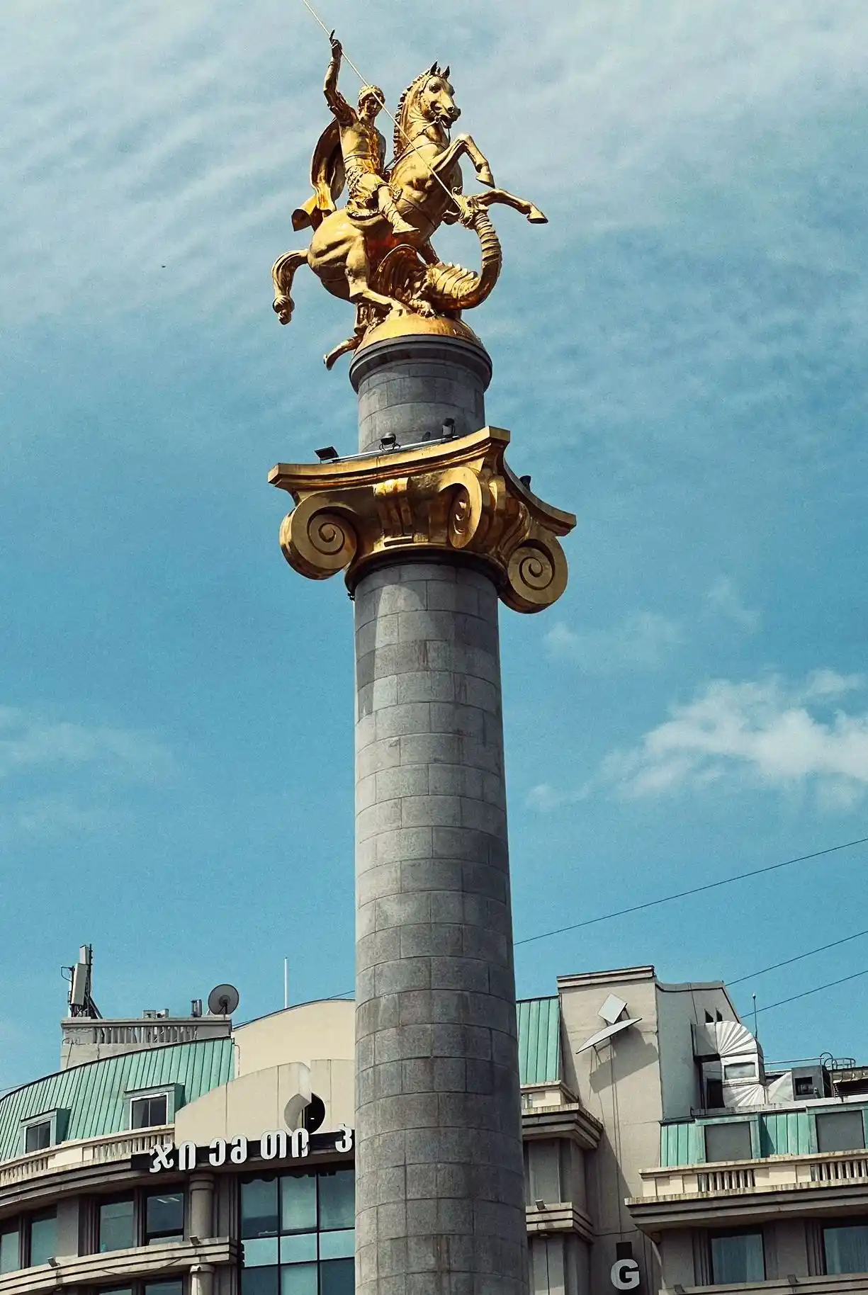 Monumento  a San Jorge en la Plaza de la Libertad en Tbilisi-
