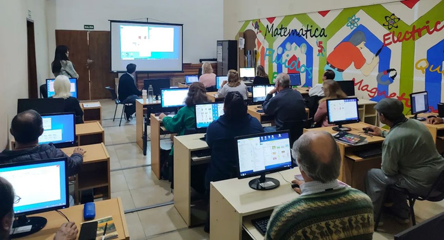 Comenzó la segunda edición del taller informático para adultos mayores