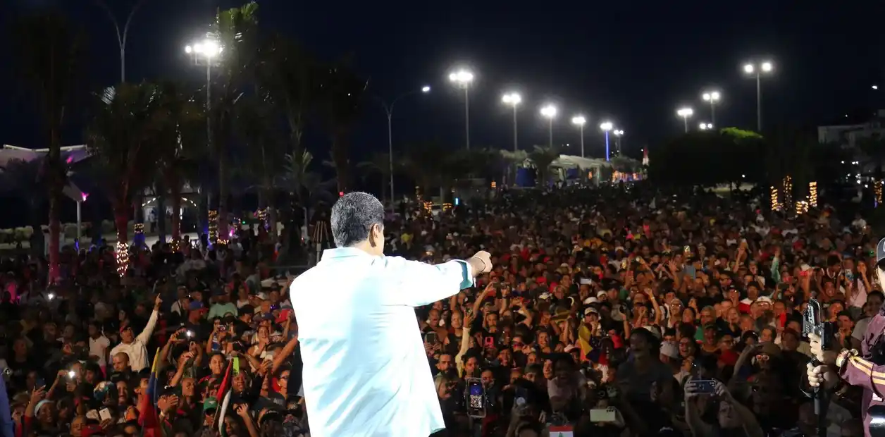 También sostuvo que a los "pueblos rebeldes" no los callarán.