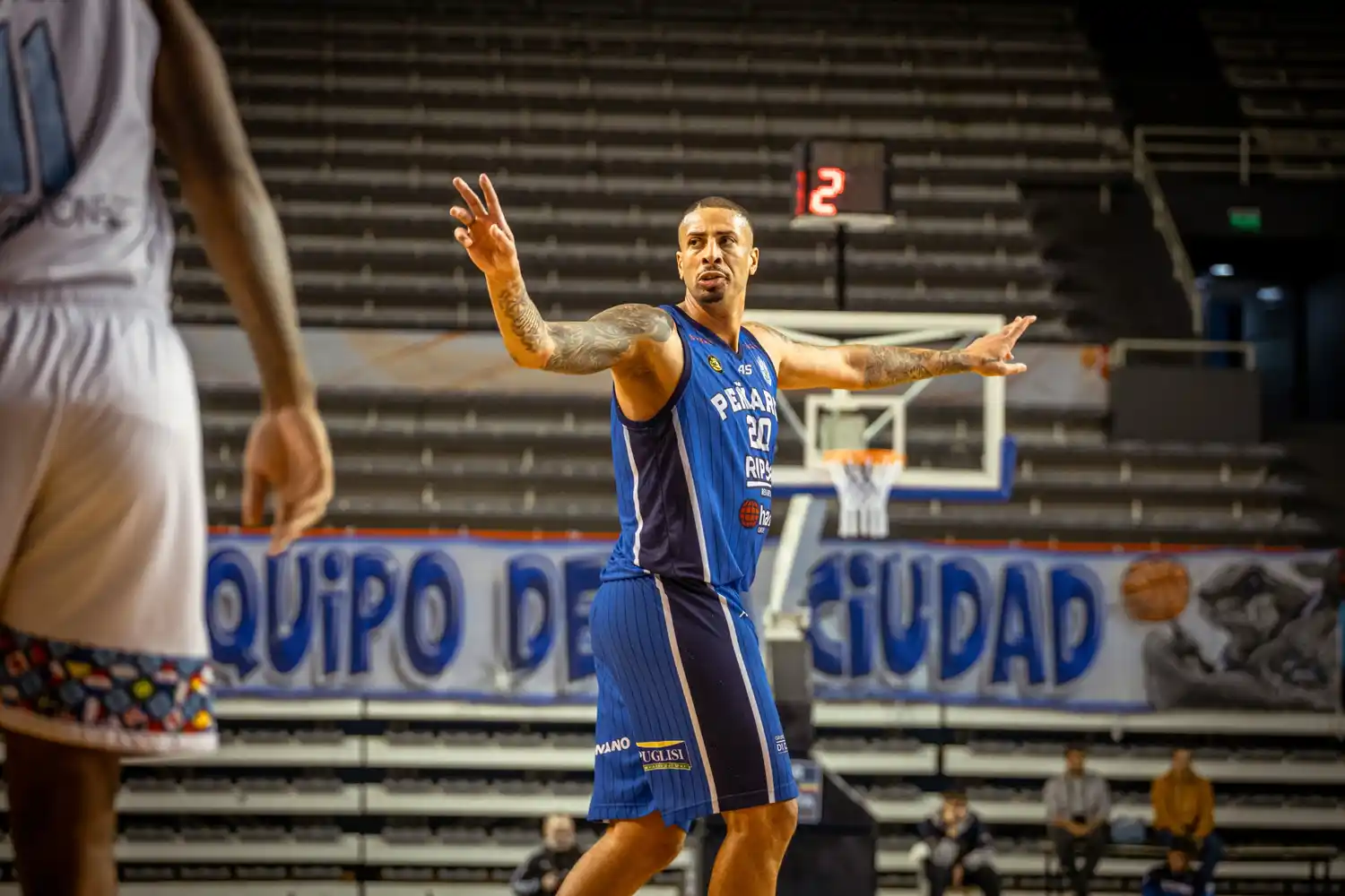 Diamon Simpson dando indicaciones.