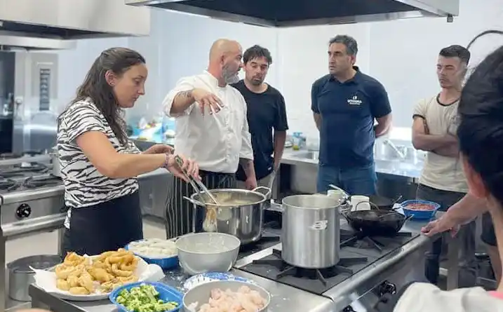 Capacitaciones. Es la que se realizan en la sede de la institución, para capacitar a personas que quieran ser trabajadores del sector.