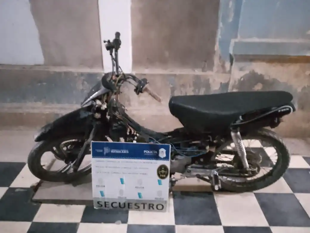 En un allanamiento la policía recuperó una moto robada