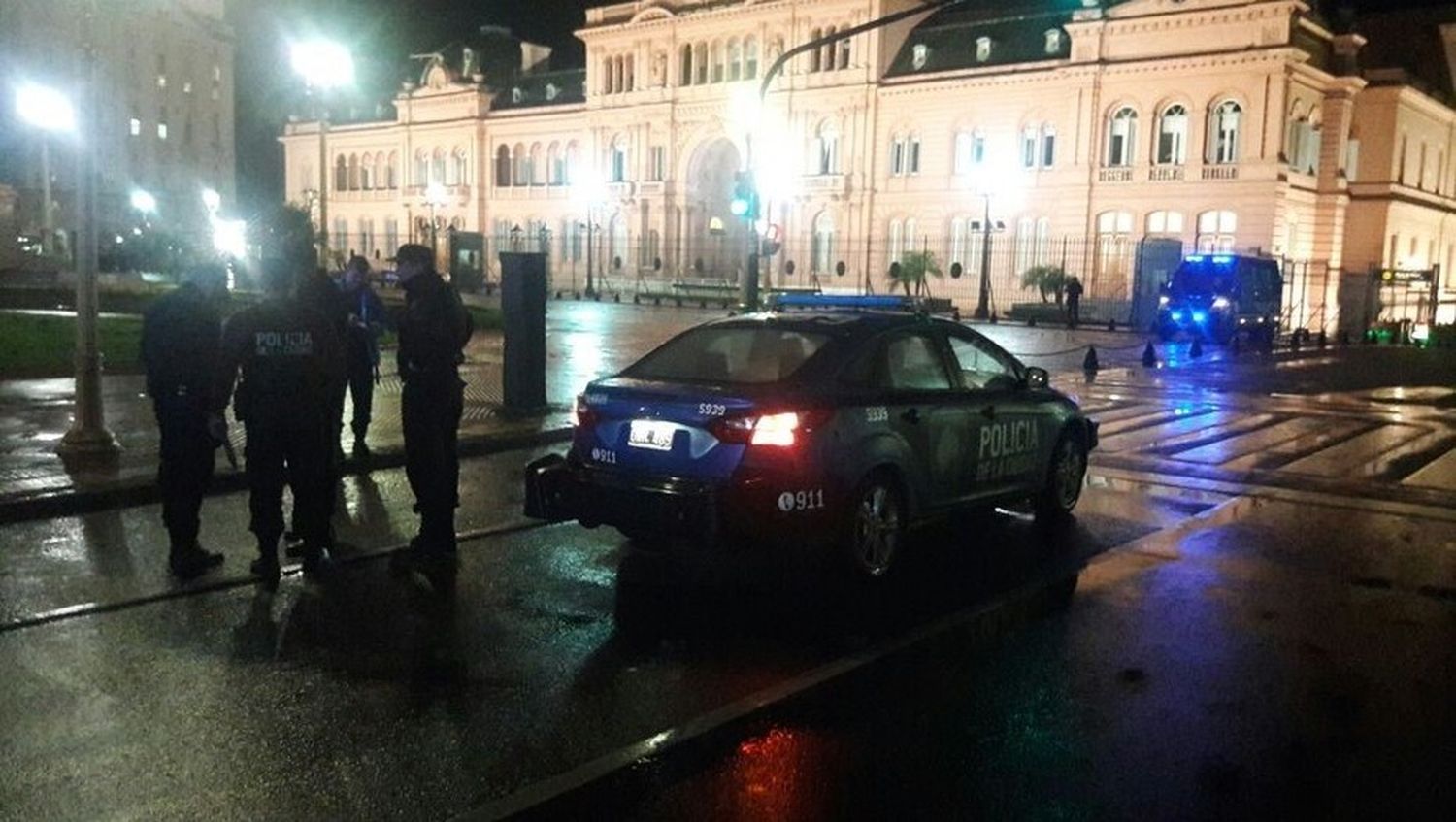 Detuvieron a un joven buscado por "encubrimiento" que estaba en un auto frente a la Casa Rosada