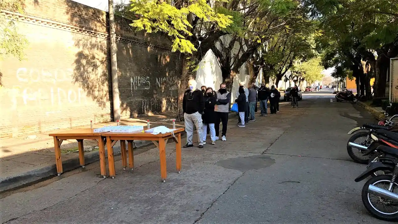 Más de 4 mil carnets para entregar en el vacunatorio: hubo cola desde temprano