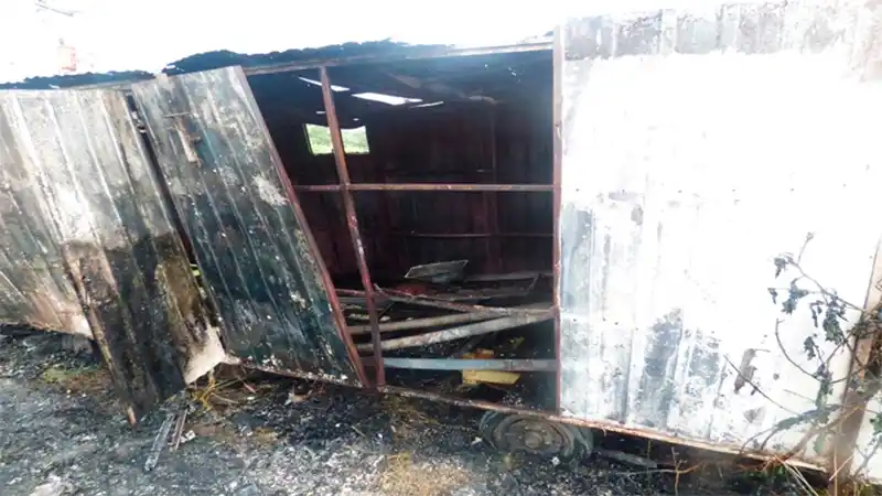 Incendió una casa rodante queriendo ahuyentar una víbora