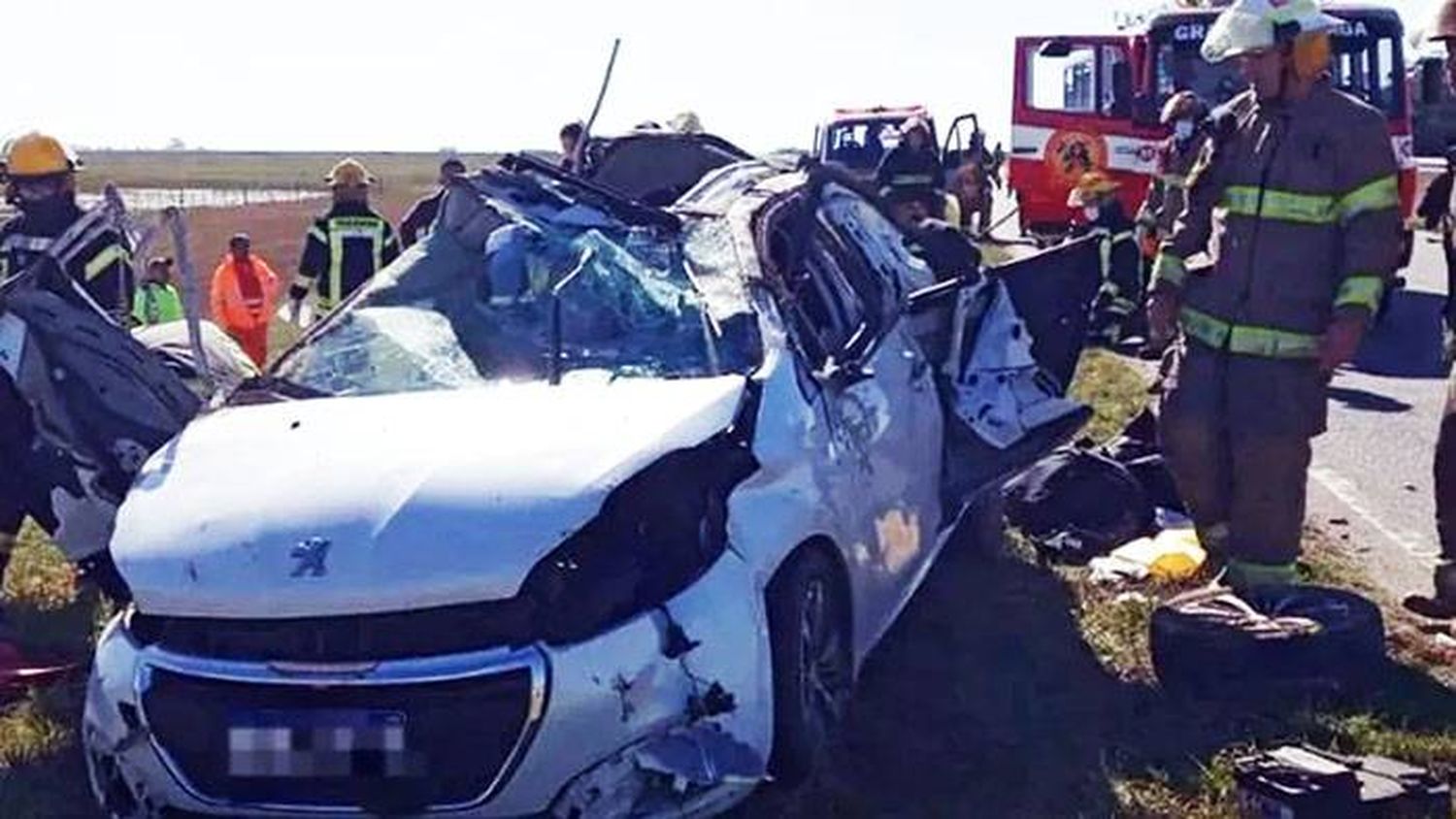 Dos personas murieron al  volcar con el auto cuando  volvían de Pinamar