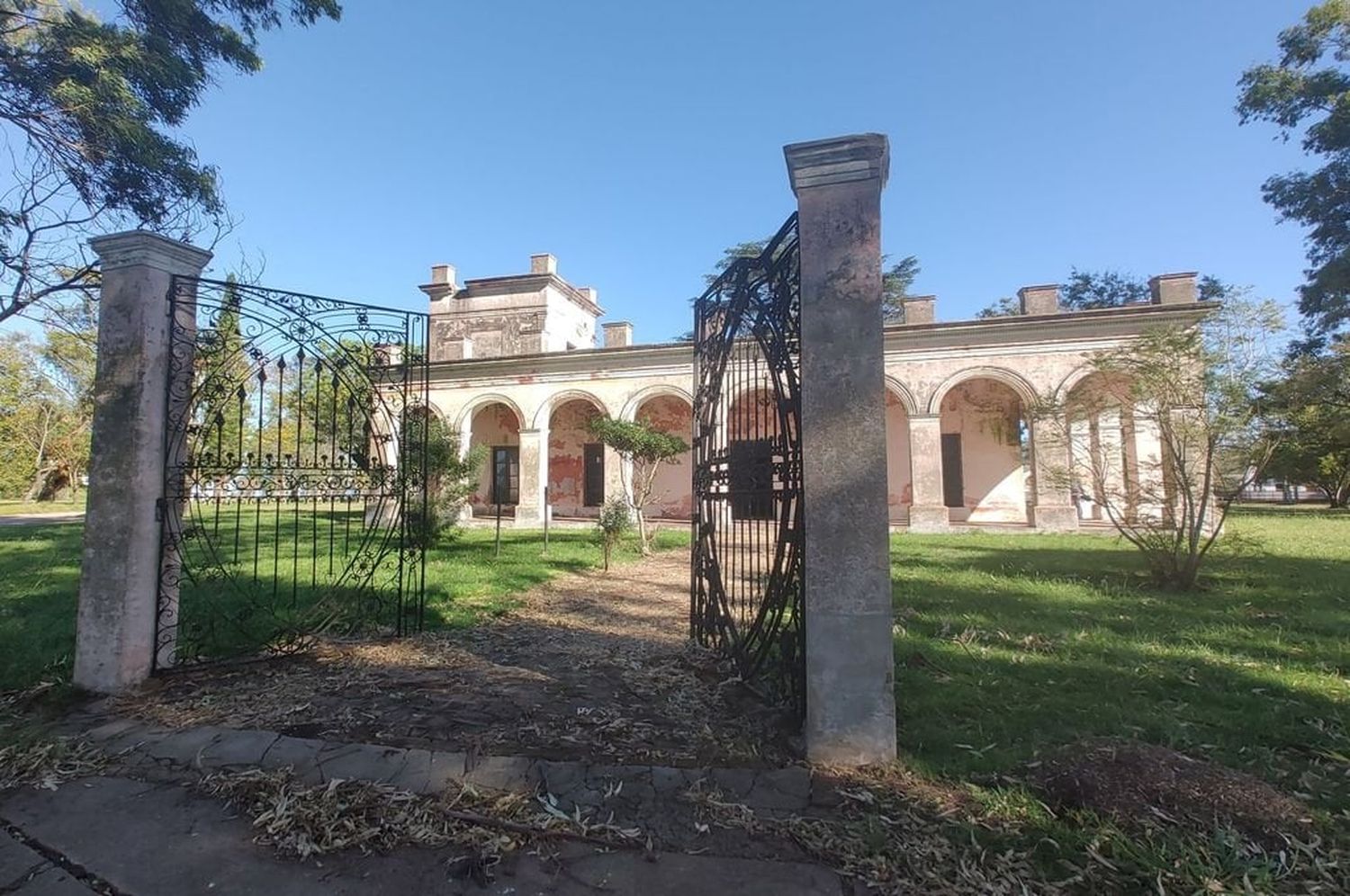 Durante unos años, la casa funcionó como museo y, de hecho, aún figura en la lista de Museos del Ministerio de Defensa de la Nación, aunque con la advertencia de que está “cerrado temporalmente”.