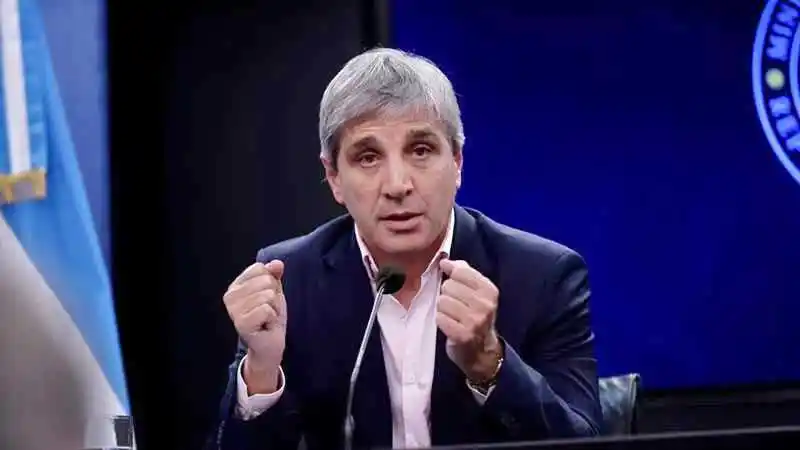 Tras las medidas del Gobierno, bajó el dólar 
blue y los financieros cayeron más de $70