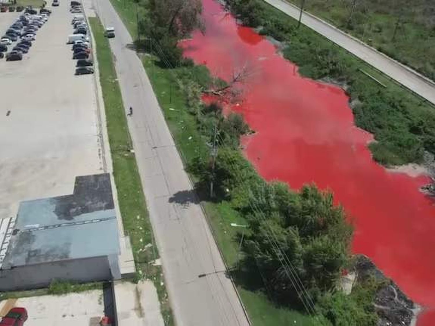 El arroyo Sarandí se tiñó de rojo