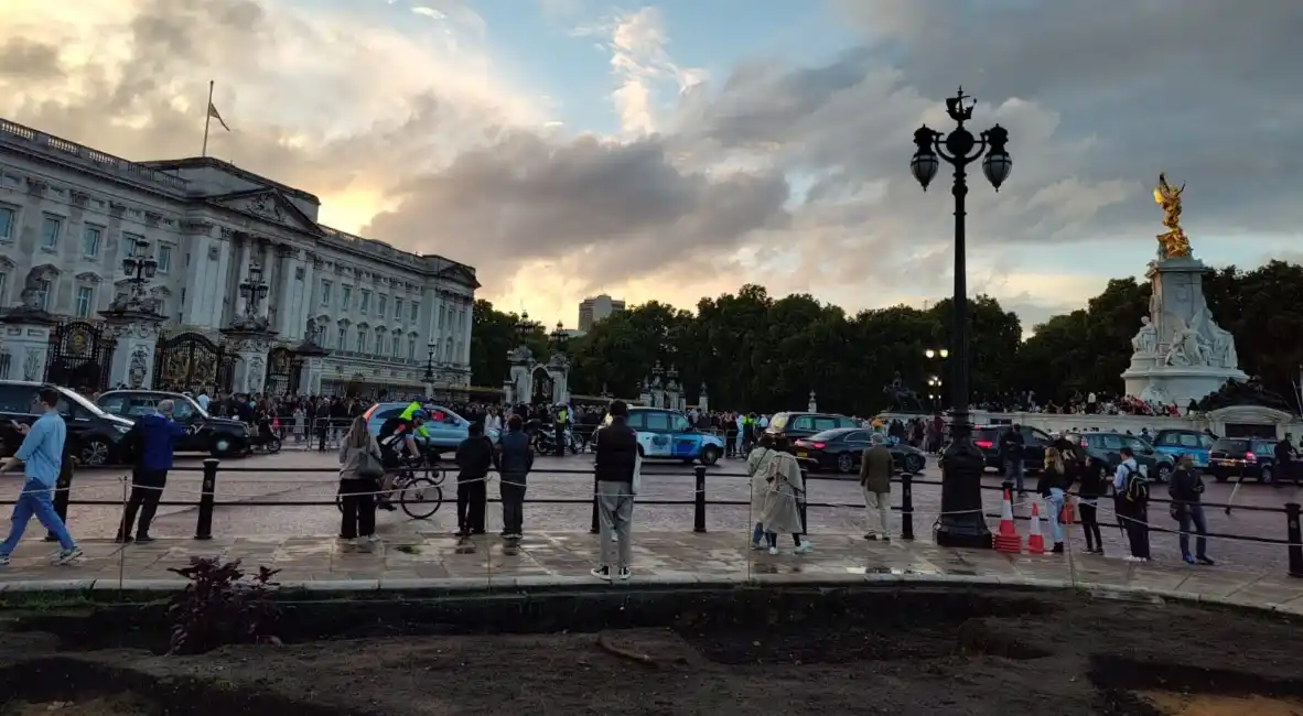 Cómo vivió un argentino los primeros momentos de conocerse la muerte de la reina de Inglaterra, Isabel II