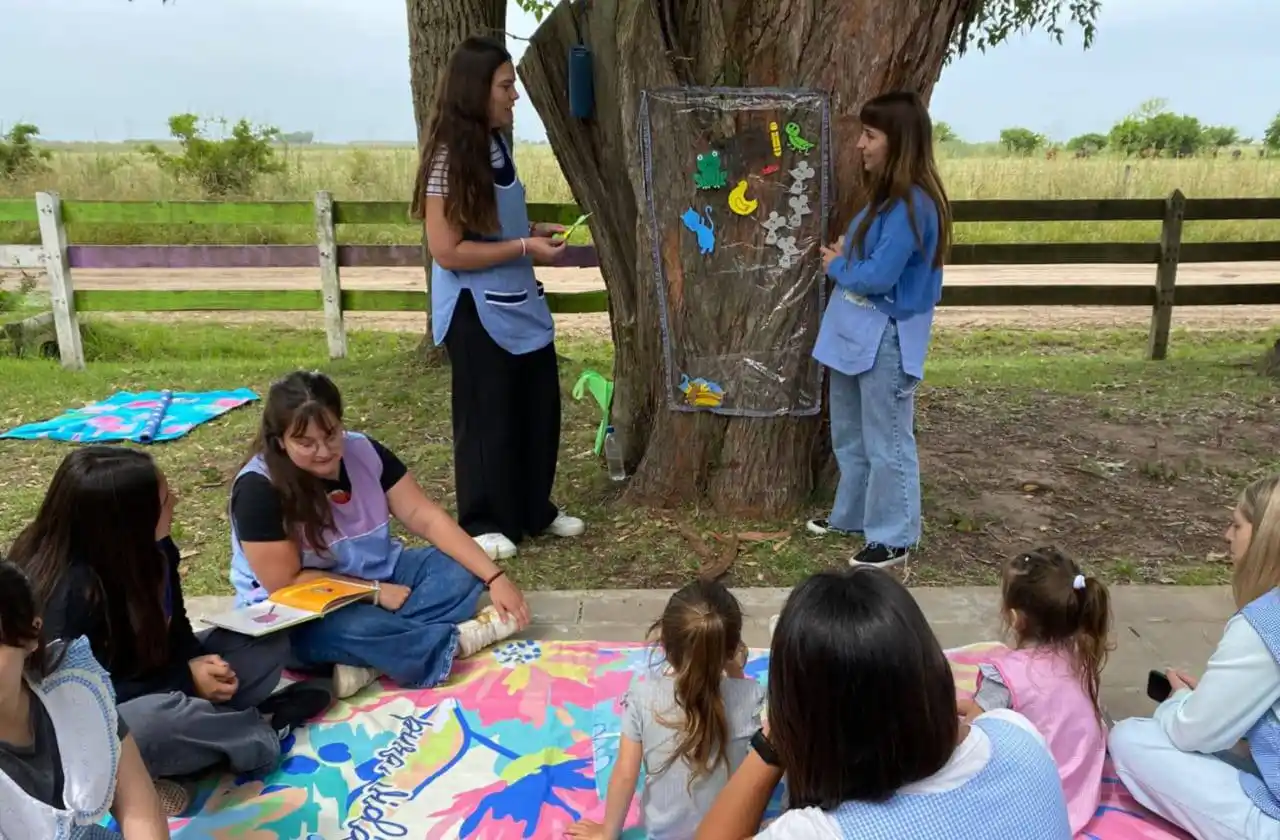 Estudiantes del Profesorado visitaron el Jardín de Infantes N° 911 de Giribone en el cierre del proyecto “Sírvánse un libro”