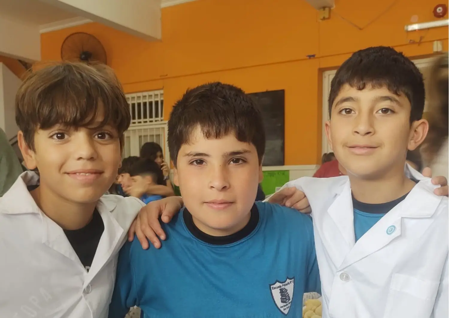 ¡Felicidades para Benjamín, Simón y Mateo!