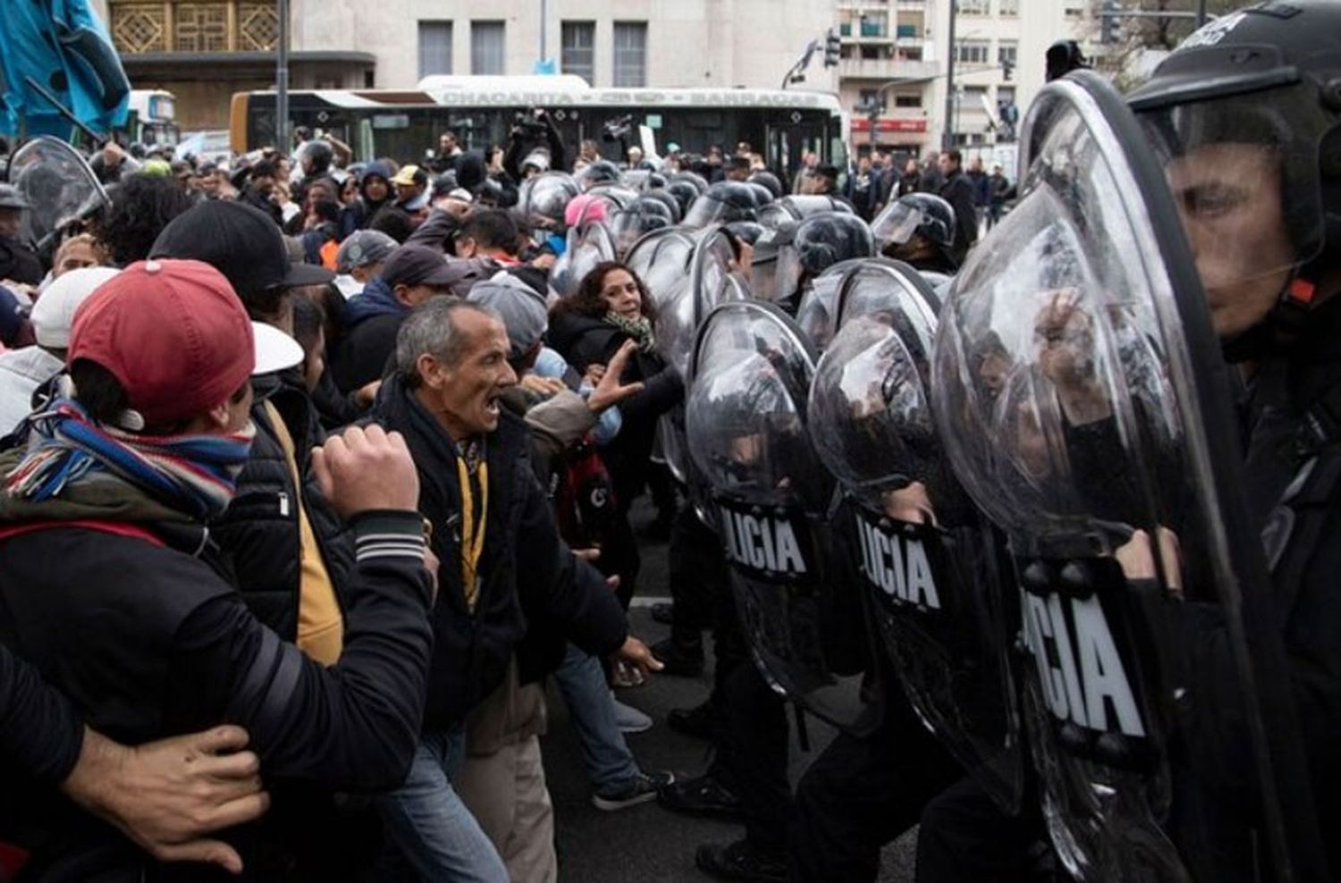 Incidentes con organizaciones sociales que marchan hacia el Ministerio de Desarrollo Social