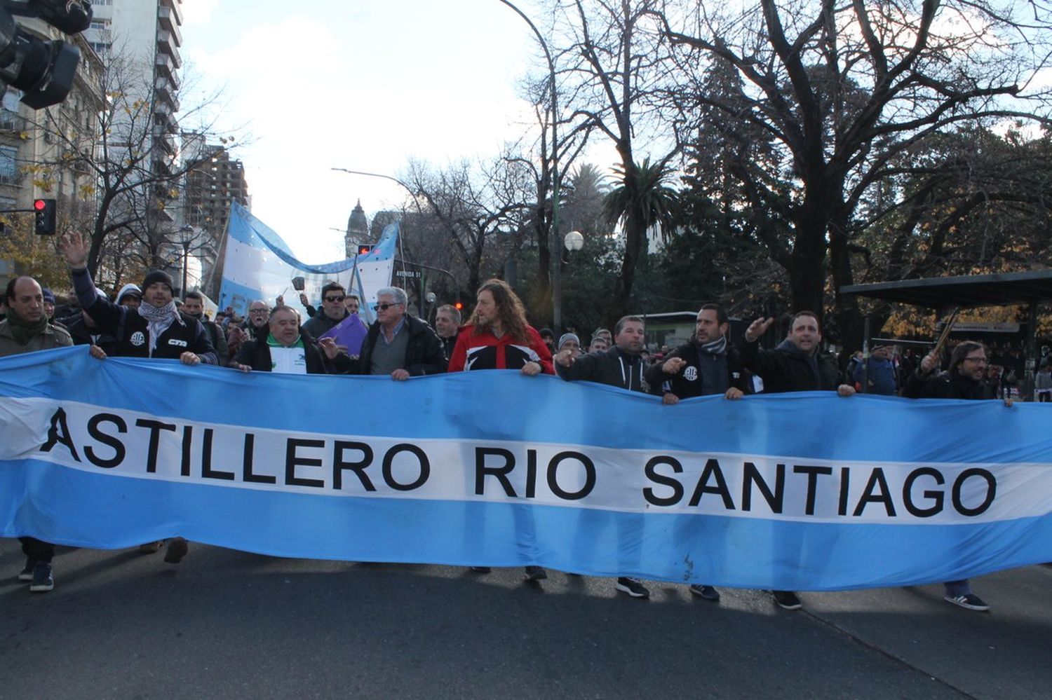 Trabajadores de Astillero Río Santiago se movilizaron a Trabajo y a la Gobernación para exigir soluciones