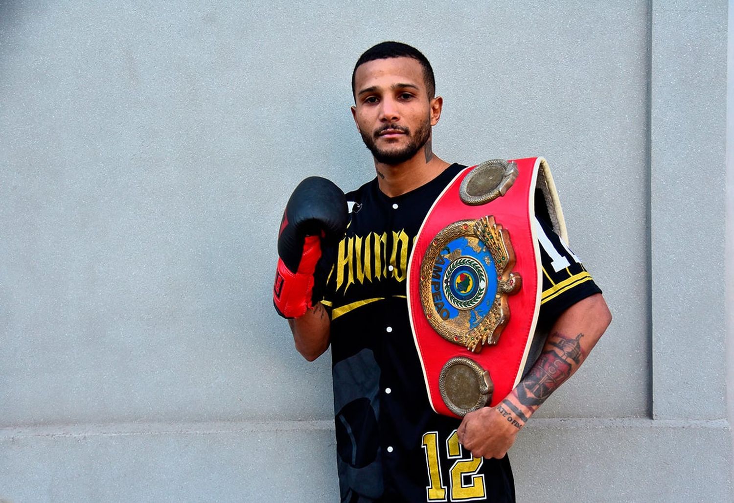 Carlos es campeón nacional supergallo de Brasil, un título que lo posicionó como una de las promesas del boxeo brasileño.