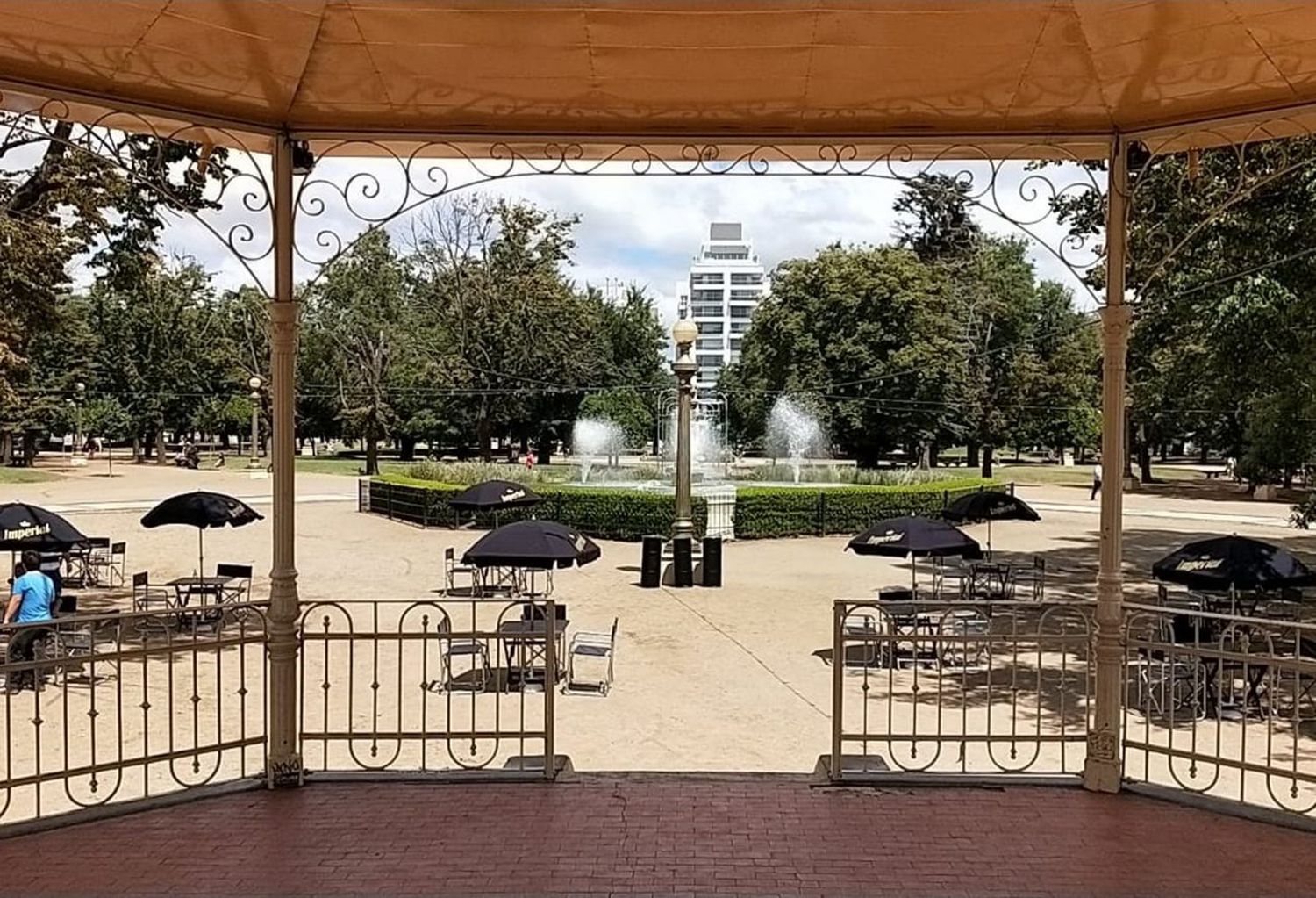 Los gastronómicos lograron autorización para poner mesas en la plaza del centro