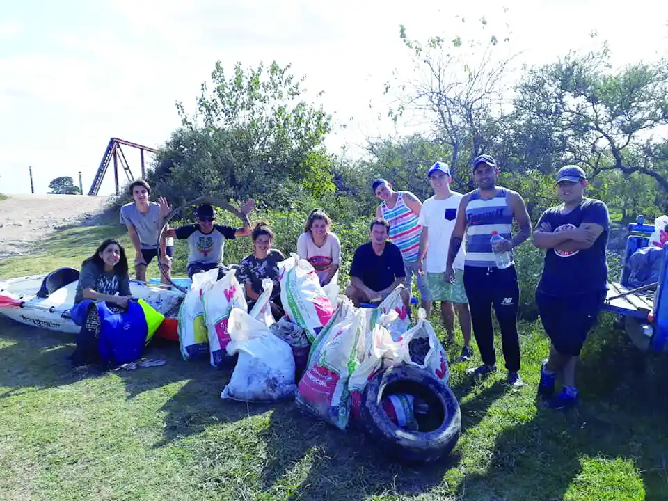 Jóvenes que salen a recoger y limpiar donde otros ensucian irresponsablemente