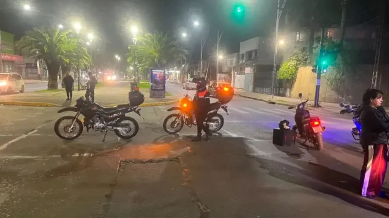 Una motociclista resultó herida tras un choque con un auto que escapó en zona sur