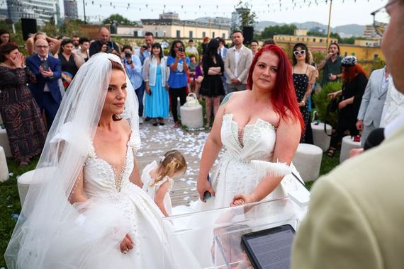 En amorosa protesta, lesbianas se casaron extraoficialmente en Albania