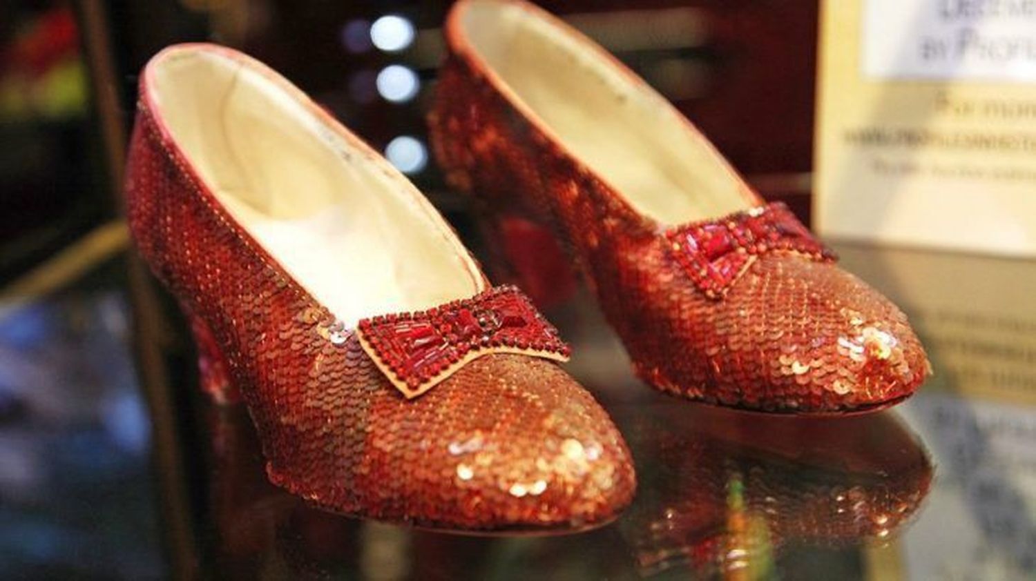 ANCIANO se declara culpable de robar las zapatillas rojas de «El mago de Oz»