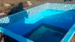 Le robaron la pileta, la buscó con un drone y vio que la instalaba su vecino