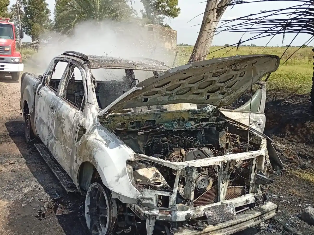 Incendio vehicular en un camino rural de Bella Italia: se quemó una camioneta y el fuego alcanzó la banquina