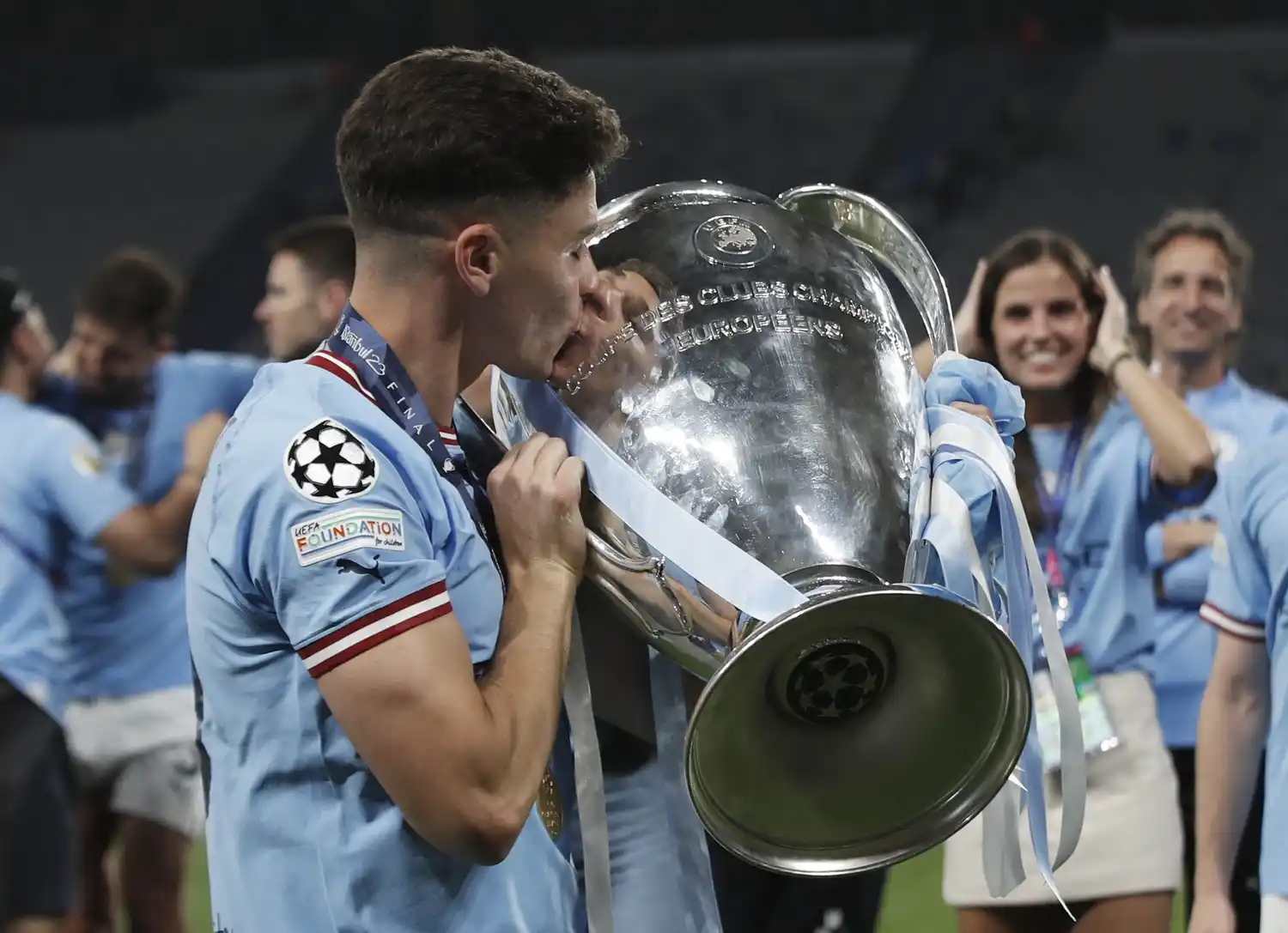 Álvarez y el preciado trofeo de la Liga de Campeones.