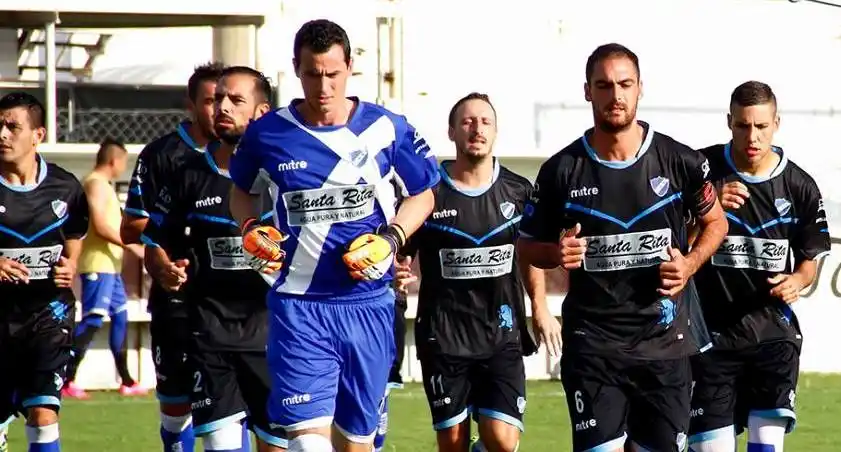 Alvarado consiguió el triunfo que le da vida