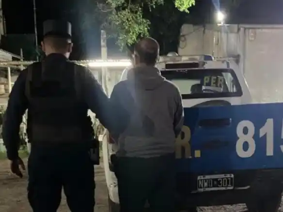 Detuvieron al hombre que agredió a su esposa y su hija y las dejó fuera de la casa