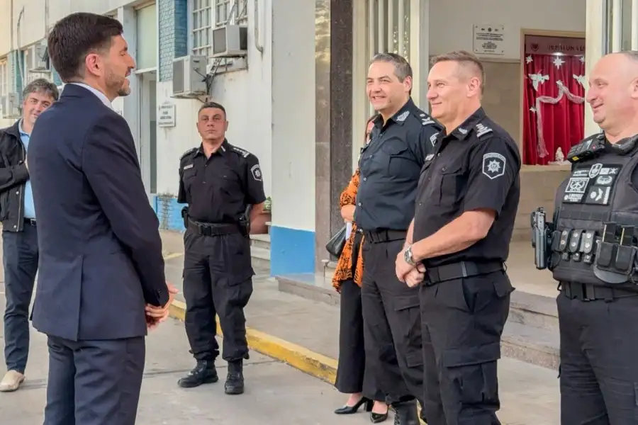 Al cumplirse el primer año de gestión de la administración del gobernador Maximiliano Pullaro, el mandatario provincial decidió iniciar la jornada con acciones vinculadas a la seguridad en Rosario