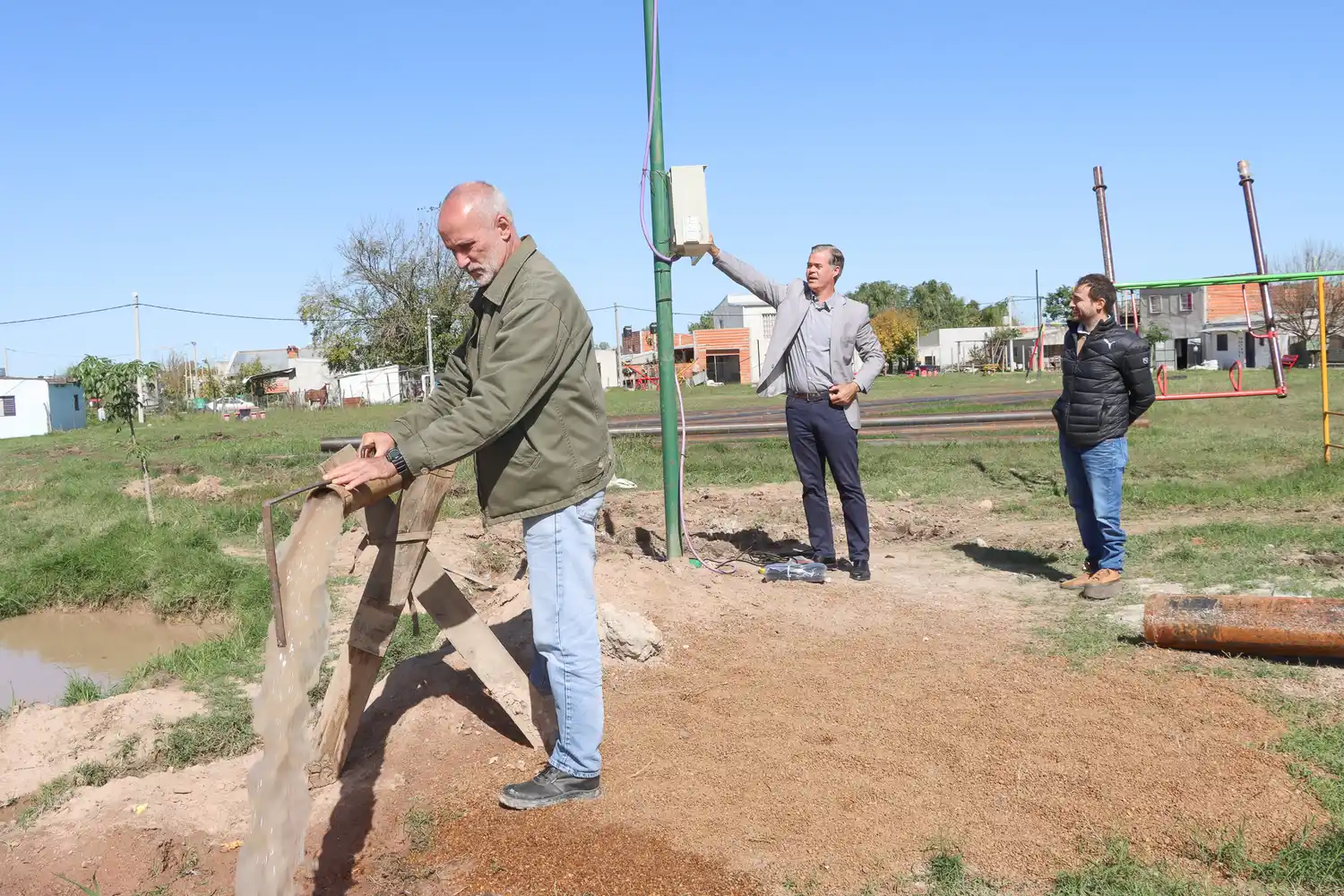 Piaggio recorrió las obras de la perforación del pozo de bombeo en el Barrio Médanos