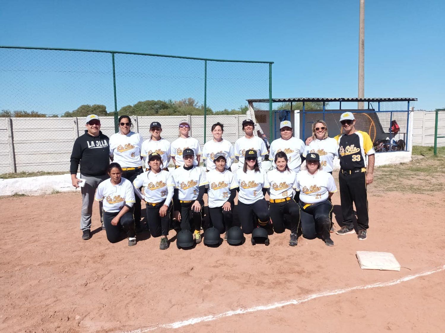 Este es el equipo de La Olla que participó del 1er. Torneo Slowpitch para jugadoras mayores de 35 años en Paraná en donde logró el tercer puesto