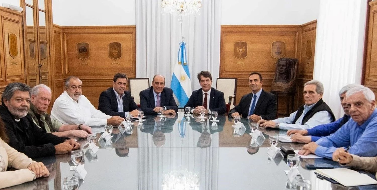 Después de casi tres horas de una reunión los jefes sindicales se fueron de la Casa Rosada dispuestos a participar de una mesa de diálogo permanente con el Gobierno.