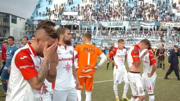 Argentinos ganó en Santa Fe pero no le alcanzó y descendió