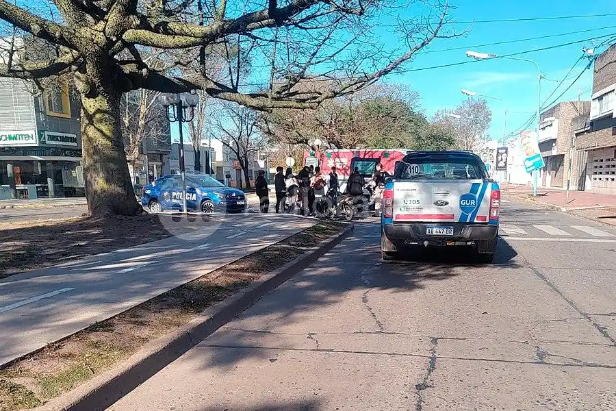 Accidente entre dos autos resultó con dos mujeres que tuvieron que ser atendidas por el 107