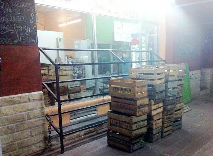 Con un arma blanca asaltó a empleada de una verdulería