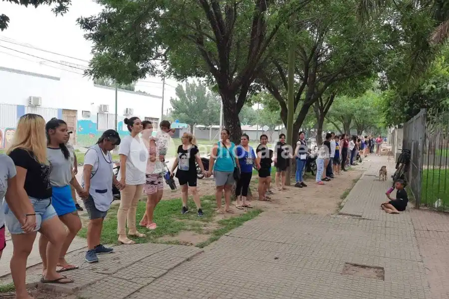 Se realizó un abrazo simbólico frente a la escuela que sufrió el robo de aires acondicionados: "El desánimo es total"